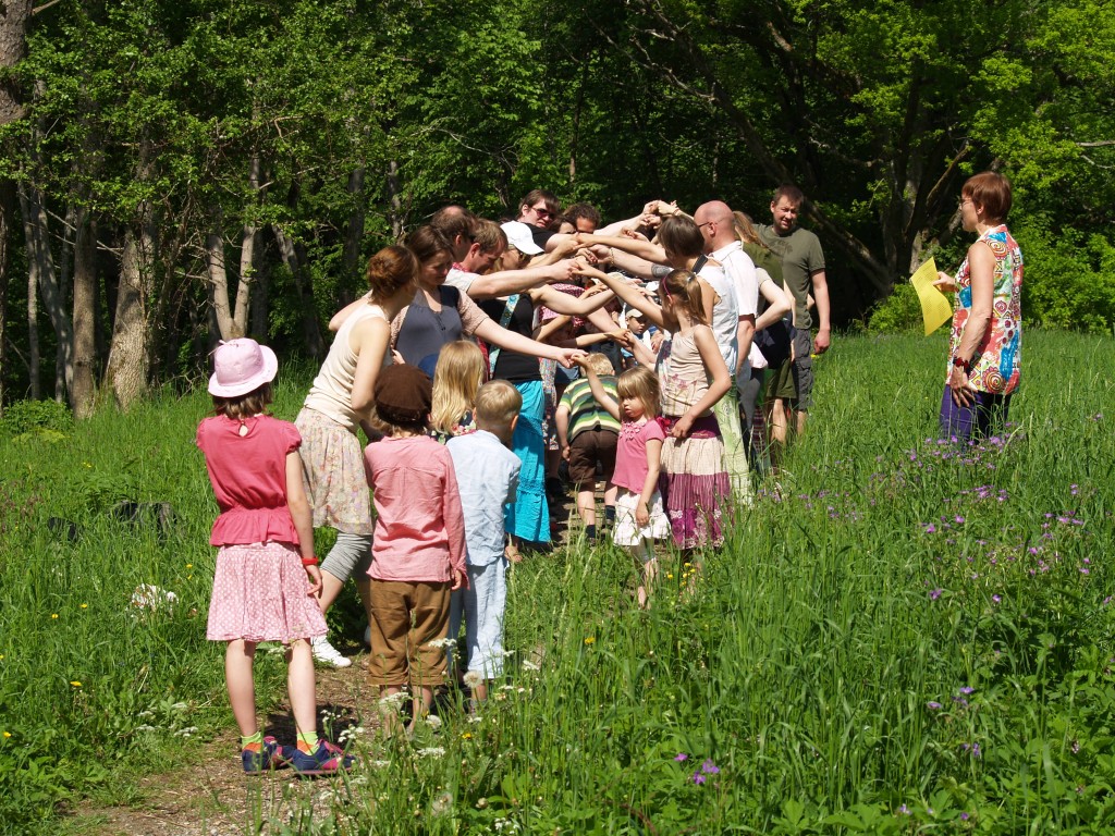 Meiepere lapsed õues mängimas