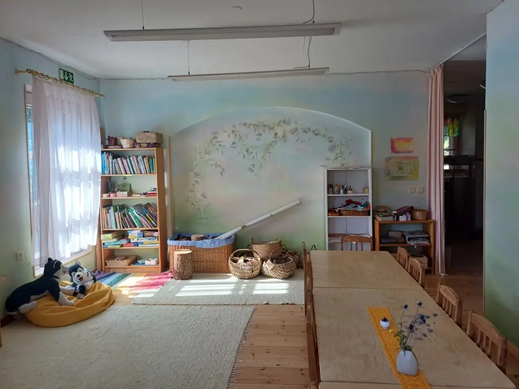 suur mängutuba ja söögilaud