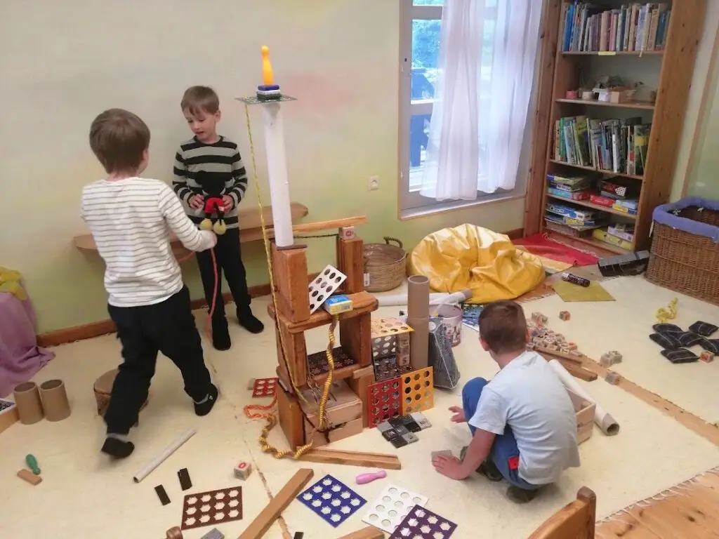 lapsed mänguhoos suures mängutoas