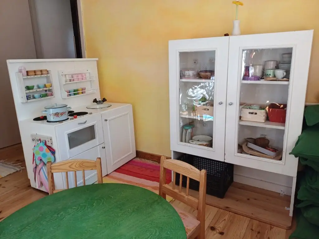 väiksem mängutuba mänguköögiga