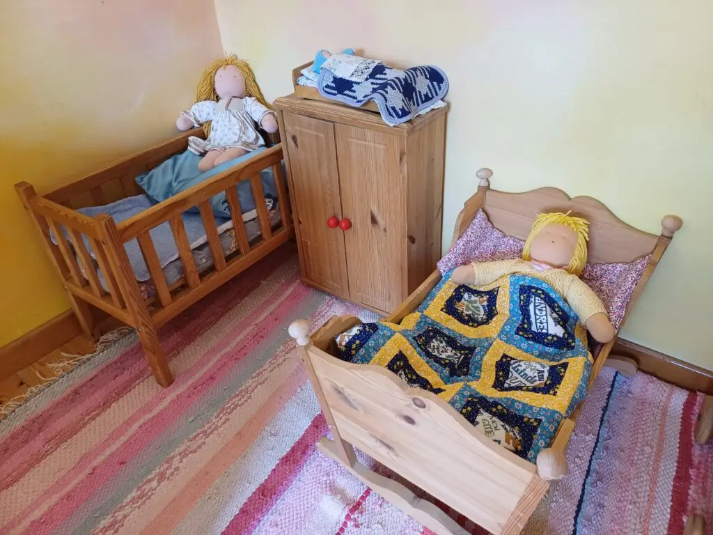 nukuvoodid mängutoas ja Waldorf nukud