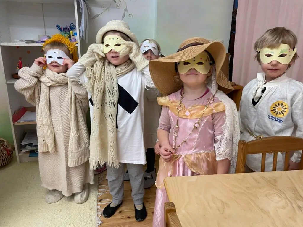 lapsed kostüümidega