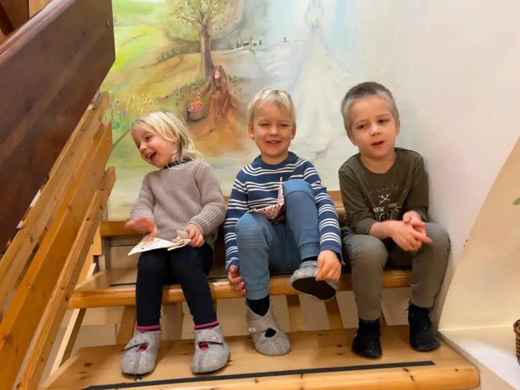 rõõmsad lapsed trepil istumas