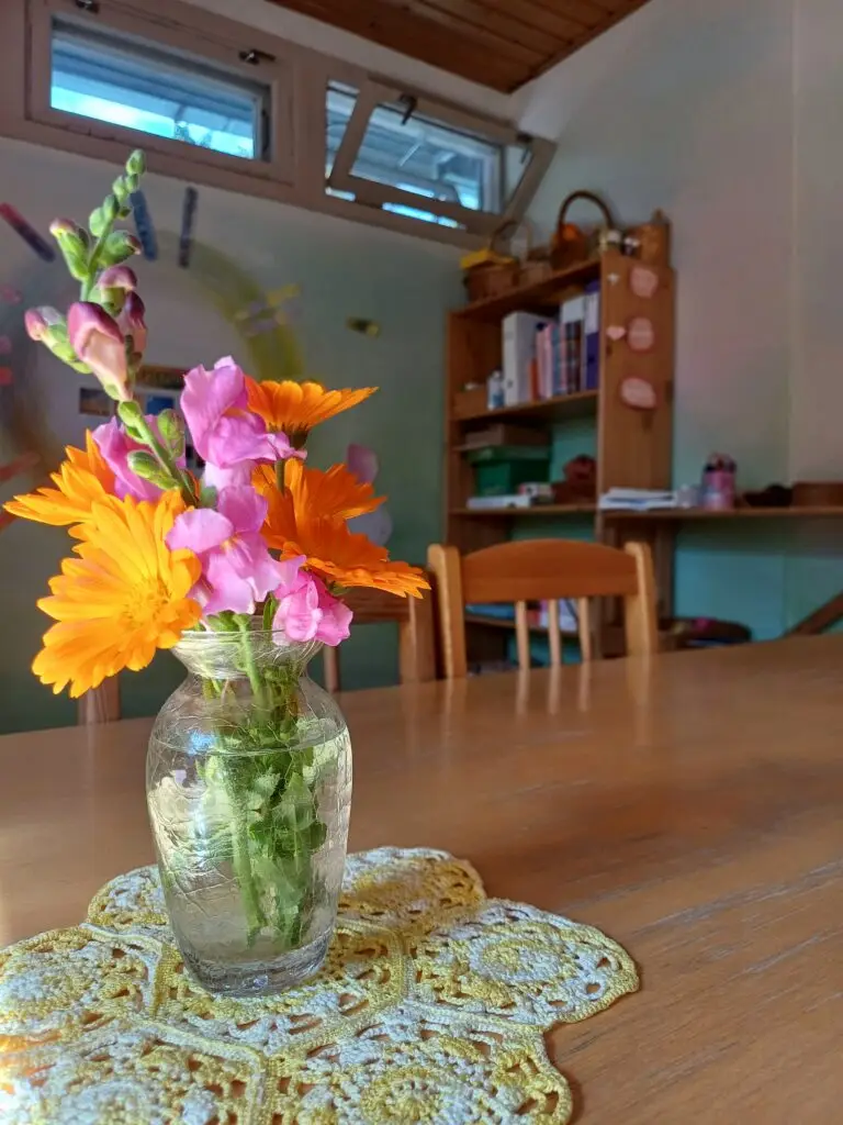 lilled laual söögitoas