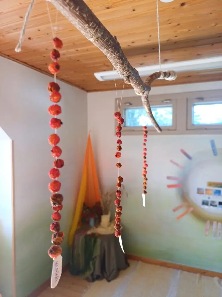 söögitoa rippuvad kaunistused