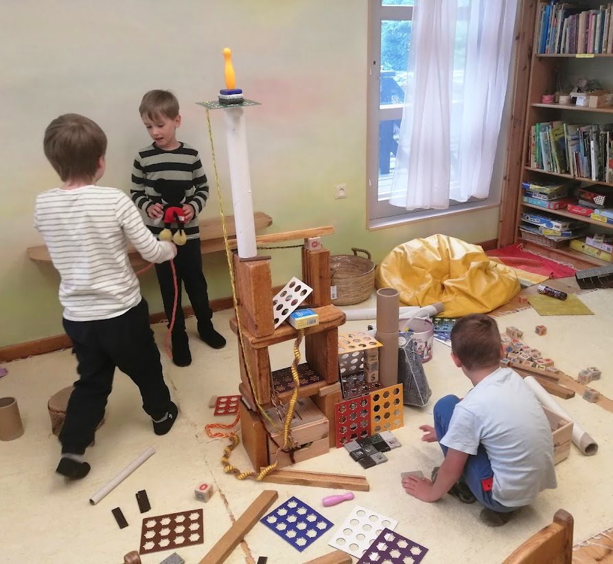 Meiepere lapsed mänguhoos ja ehitamas